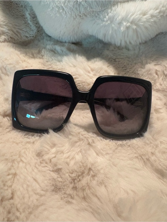 Gucci Classic Oversized Black Sunglasses - Women\'s Accessories